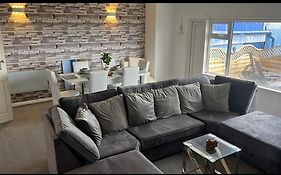 Sea View Lavish Apartment Sky Tv Whirlpool Bath Huge Balcony Newly Refurbished